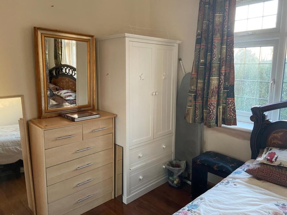 2-bed Apartment in High Wycombe Private Garden view 3