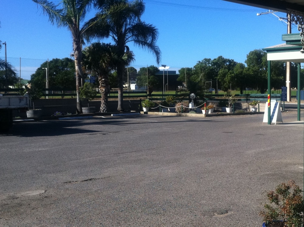Oval Motel