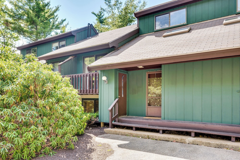 Near Skiing & Hiking! North Conway Gem w/ Balcony