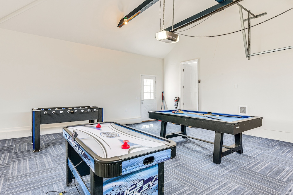 Chic Coolbaugh Township Getaway w/ Hot Tub! view 2