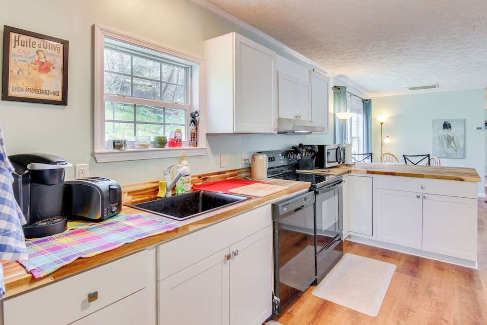 6 Mi to Blue Ridge Parkway: Home w/ Deck & Views!