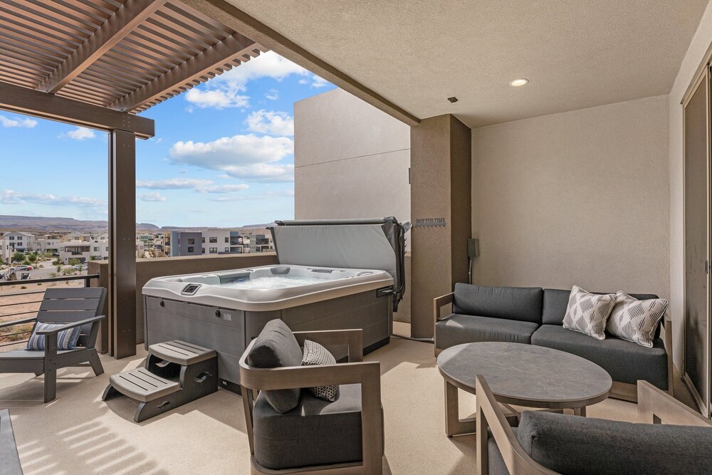 Canyon Country Oasis 6 Bedroom Townhouse