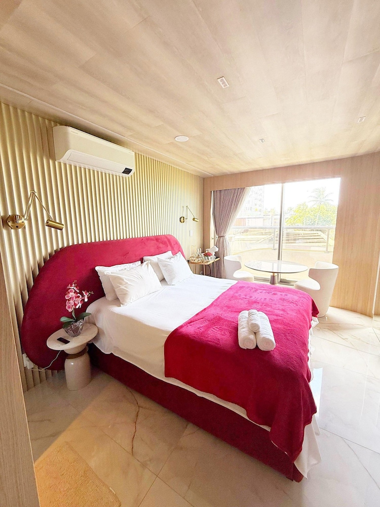 Setai Yacht Premium