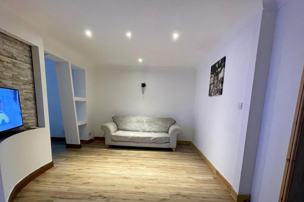 4-bed Barnwell Retreat- Sleeps10, Garden & Parking