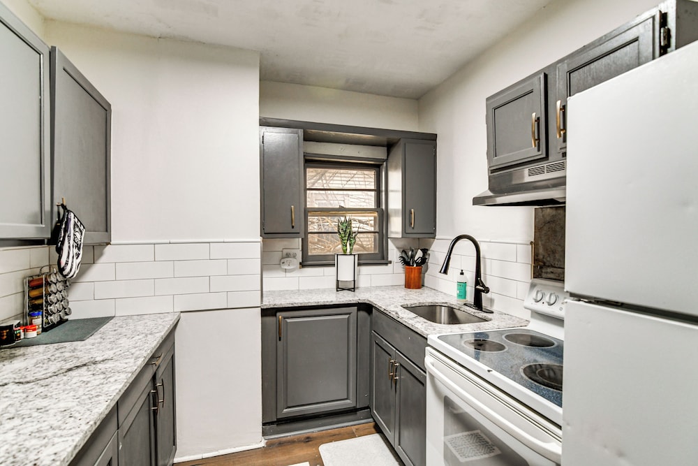 Walkable Location: Welcoming Unit in Omaha
