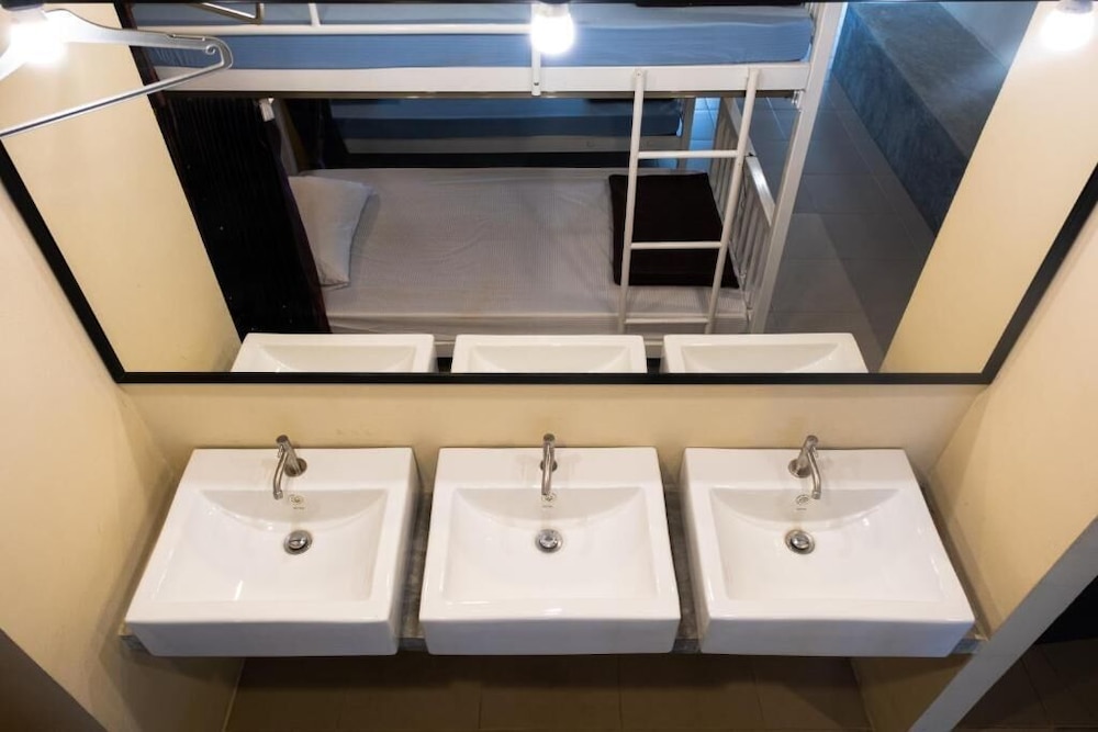 Krabi Freedom Hostel And Bar