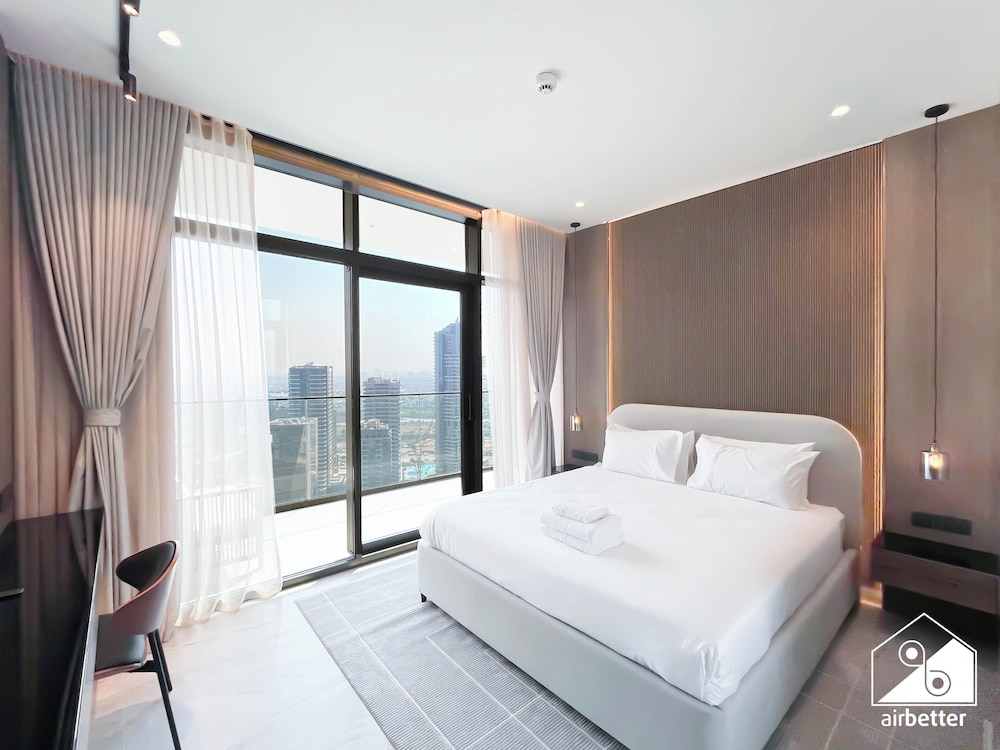 Luxurious 3BR Canal View Apartment Pool + Gym