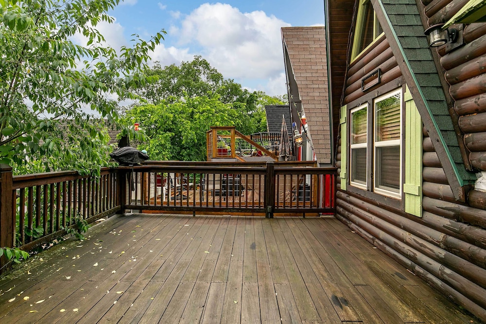 8 Mi to Dogwood Canyon: Cozy Cabin w/ Deck view 5