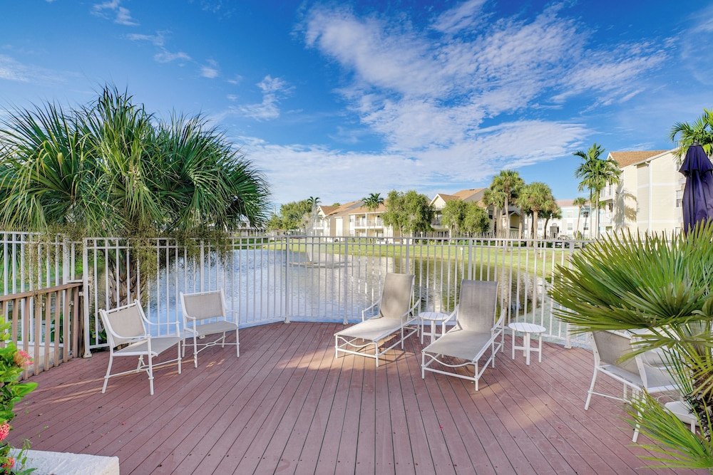 Walk to Beach: 1st-floor Unit w/ Pool in Melbourne