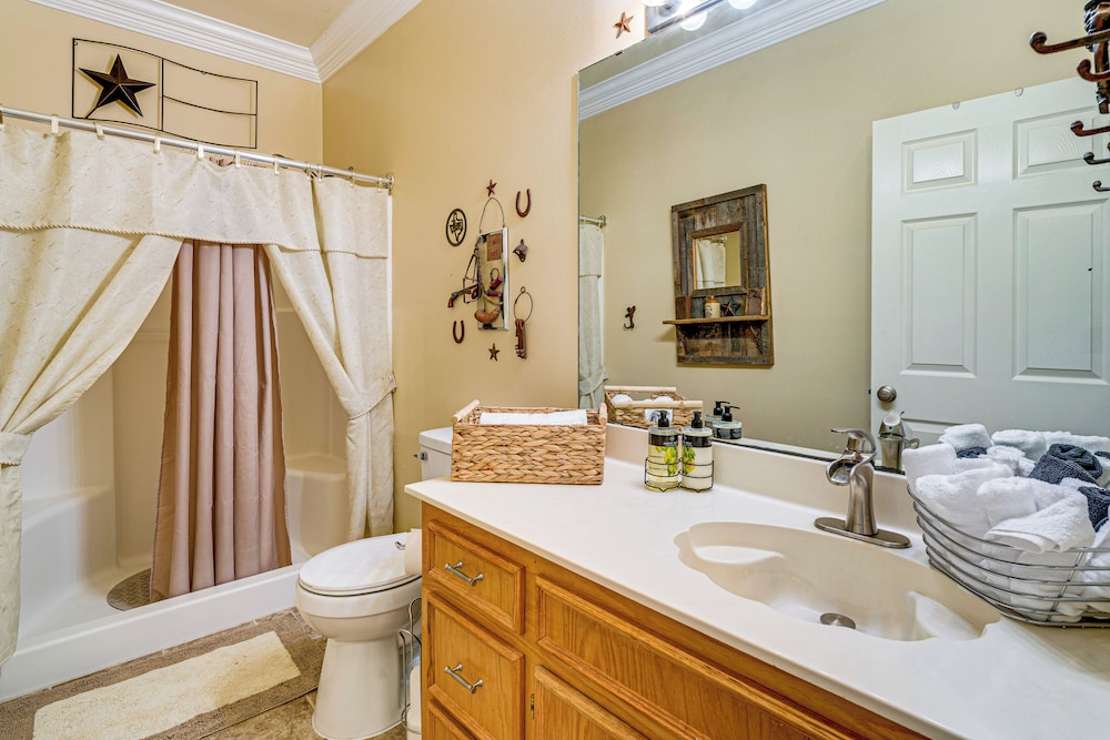 Private Pier, Porch! Quiet Lake Livingston Retreat