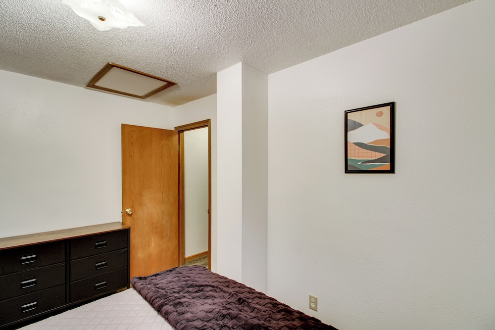 Near Lakes: Updated Family Home w/ Deck in Cushing
