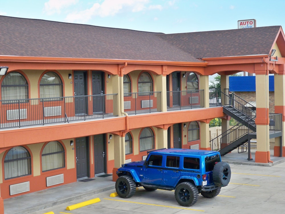 Scottish Inn & Suites view 4
