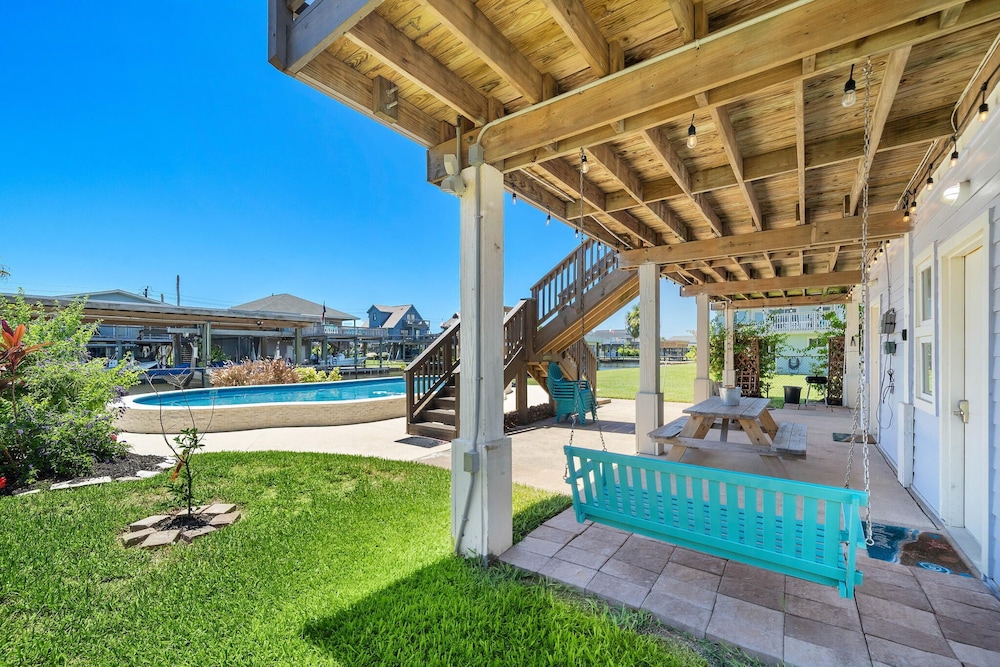 Purple Pelican Paradise by Ryson Vacation Rentals