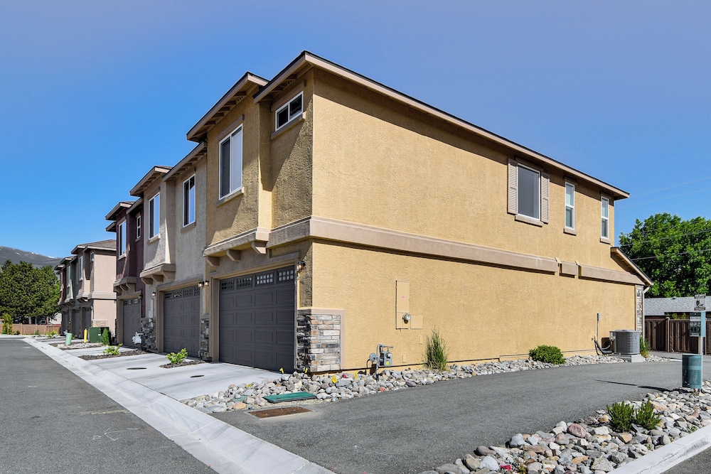 16 Mi to Lake Tahoe: Carson City Townhome