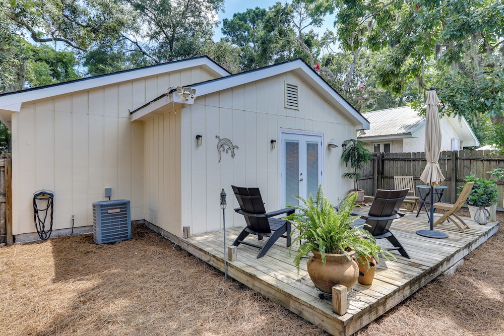 4 Mi to St Simons Beach: Home w/ Furnished Deck