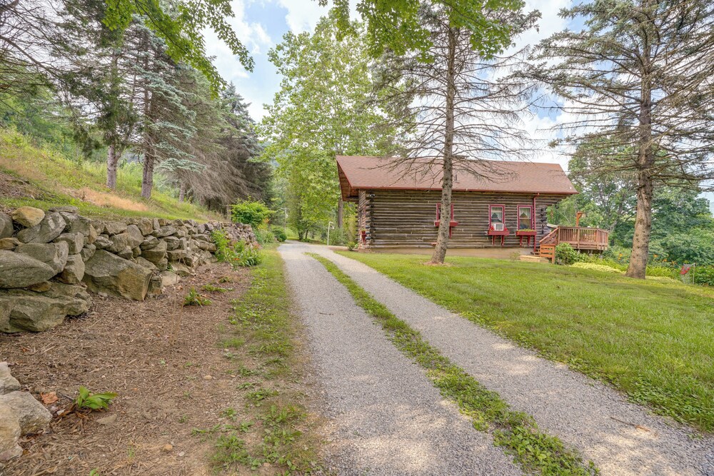 Cozy Luray Cabin w/ Views: Near Hiking Trails!