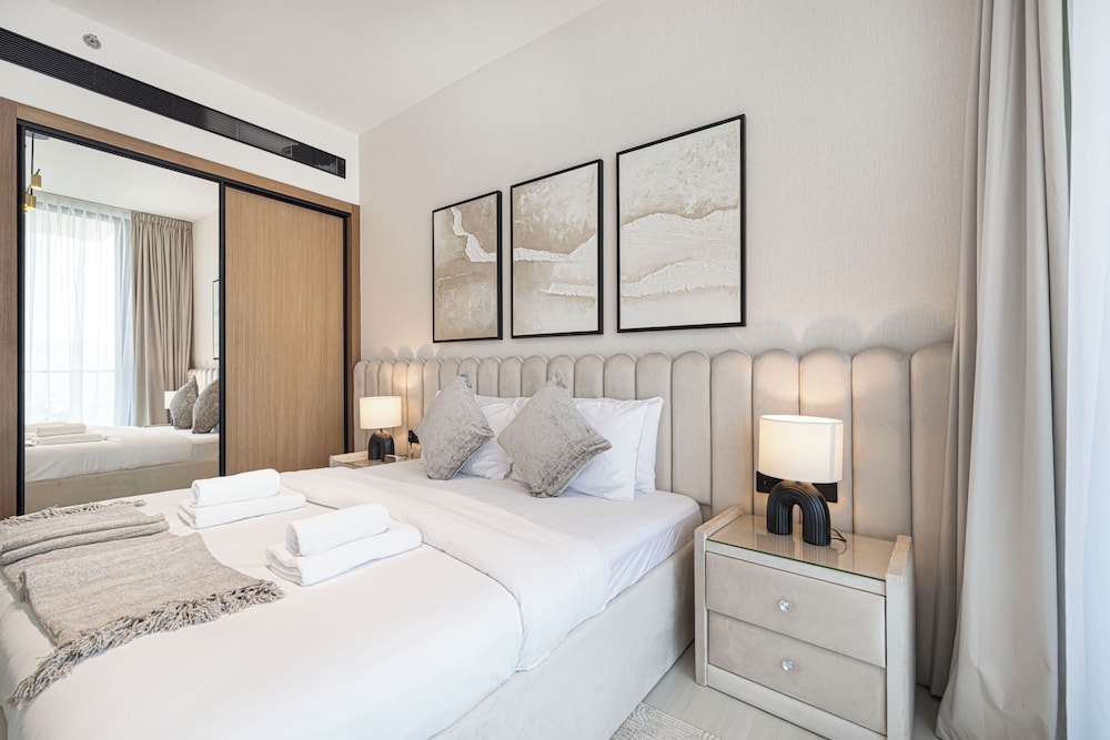 JVC Suites by Hostiva - City View