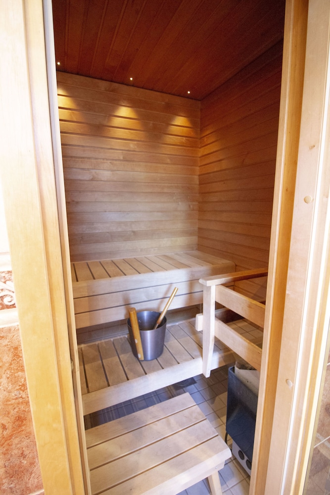 2ndhomes Stunning Top Floor Residence with 2BR & Sauna