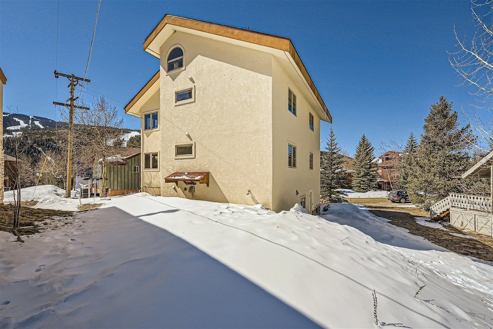 137 Rasor Drive 4 Bedroom Home by RedAwning view 4