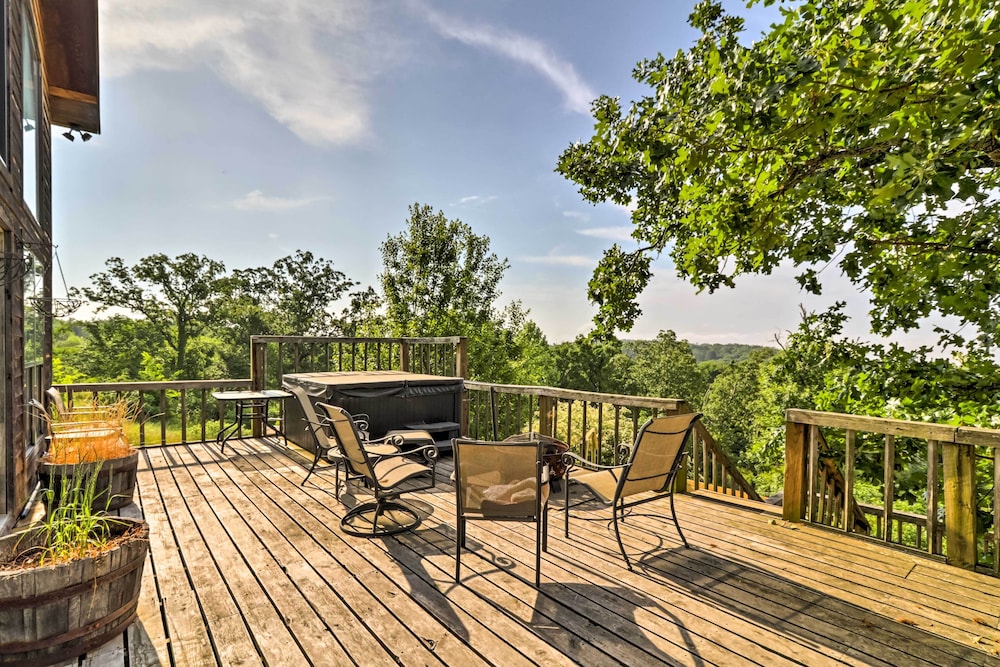 Rustic Lamar Cabin w/ Deck  Private Hot Tub - Property Image 15
