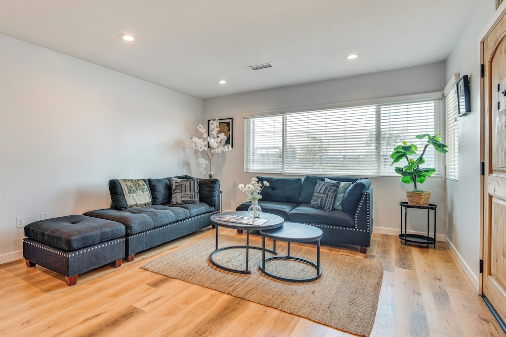 4 Mi to Sofi Stadium, Fenced Yard: Modern Retreat!