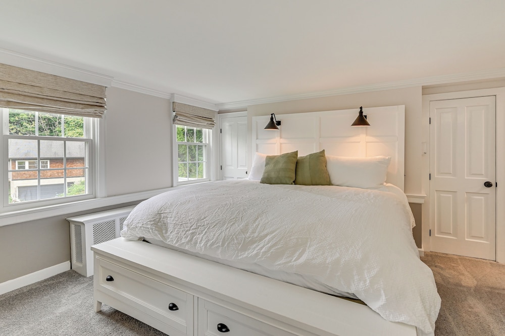 Cottage-chic Retreat < 1 Mi to Connecticut River!