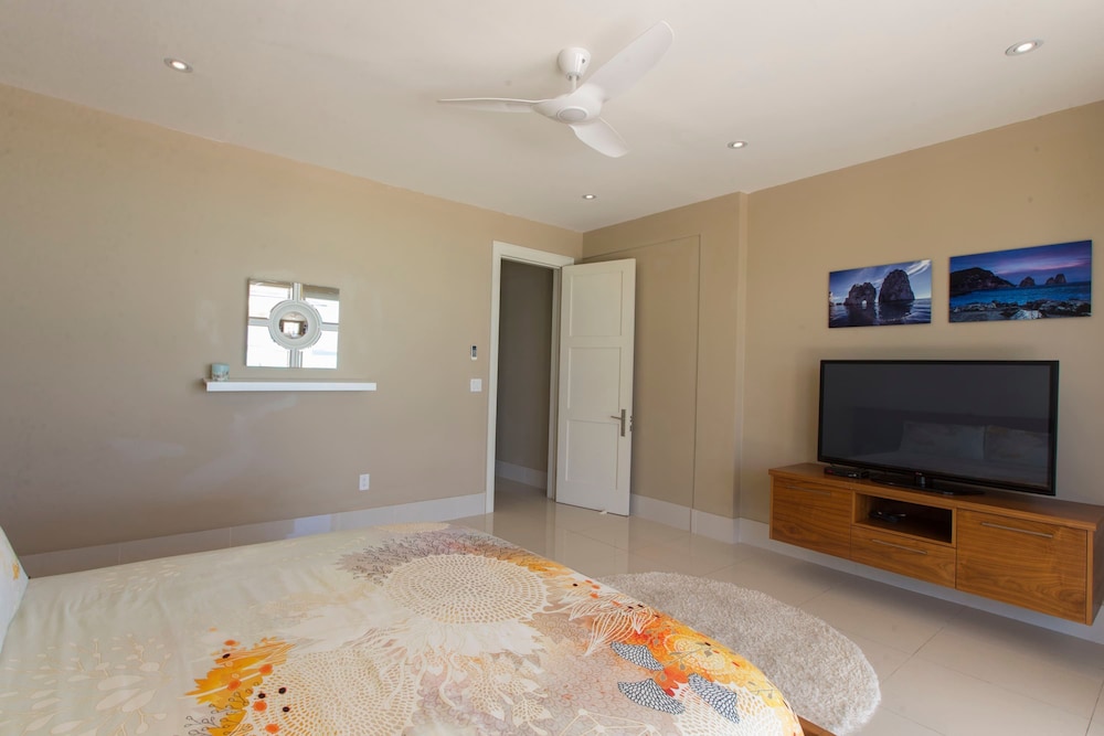 5 BR Waterfront Villa On Chalk Sound Blue Water