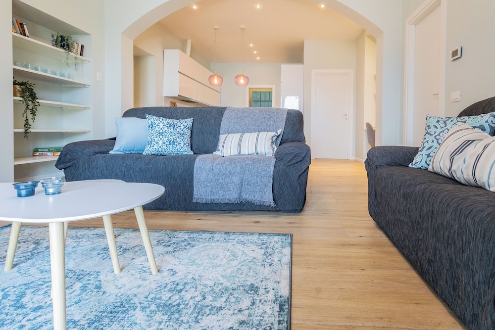 Lakeview Apartments by Rent all Como