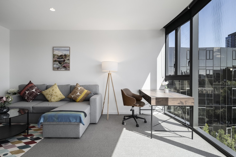 Bright South Yarra Flat With Balcony