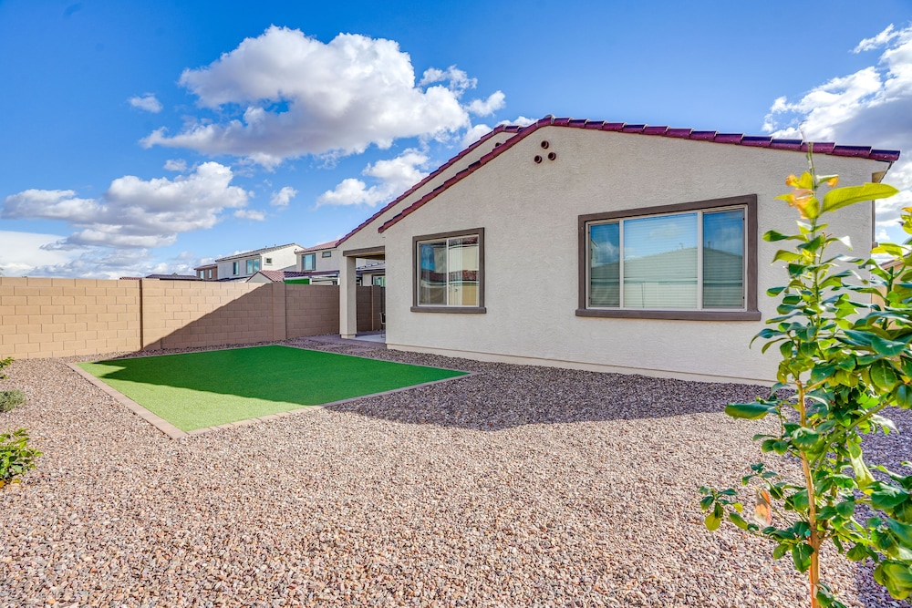 5 Mi to Westgate: Newly Built Glendale Home