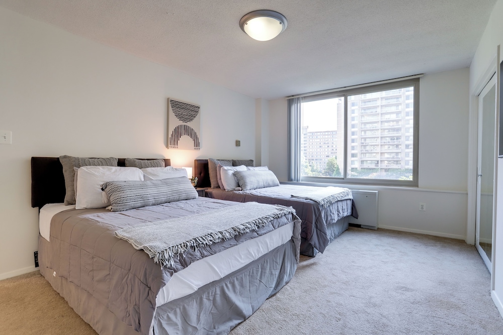 Crystal City Condo w Top Amenities
