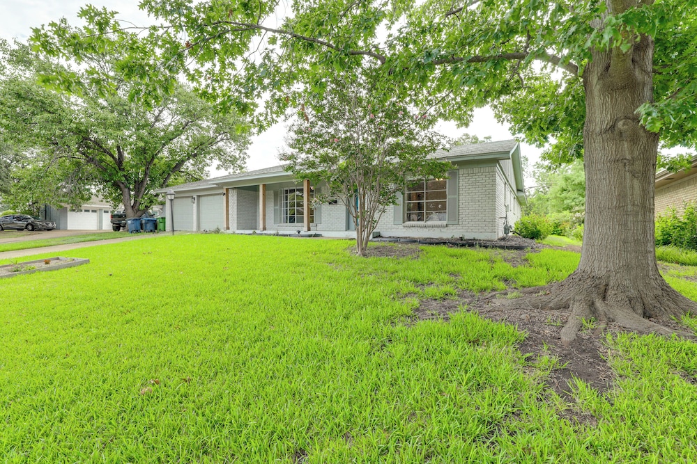 Near Shops & Eats: Commuter-friendly Fwtx Home