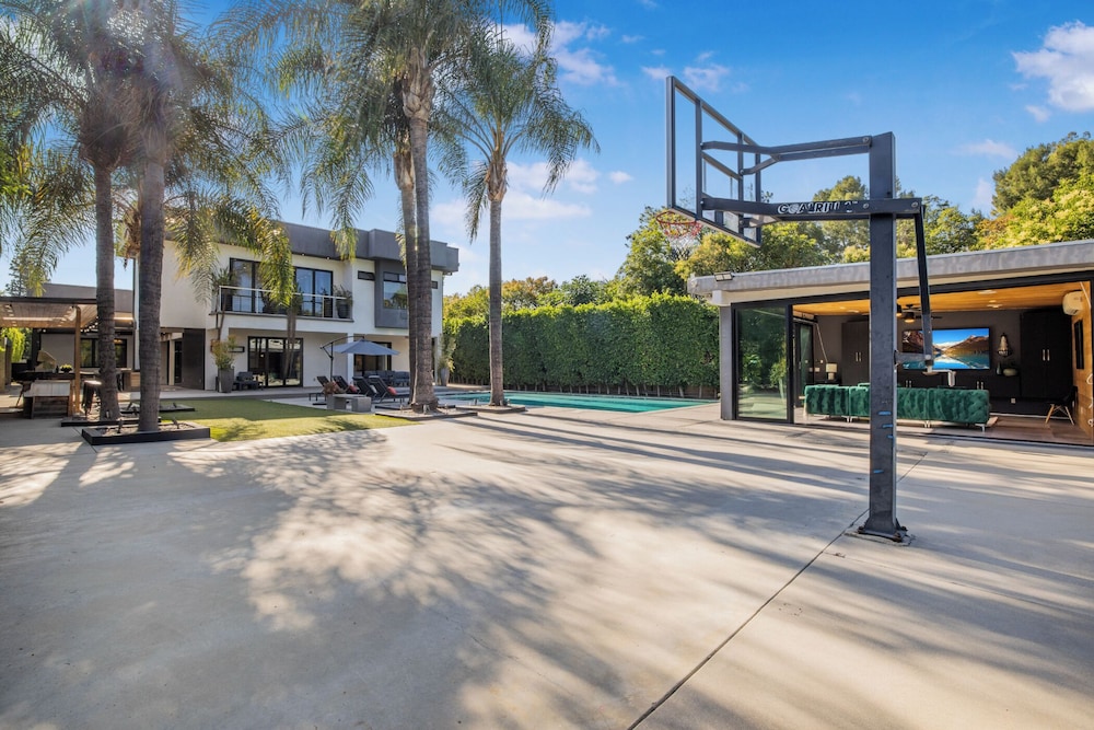 Louise Modern - Luxury Smart Estate in Encino w/ Pool, Gym & Spa
