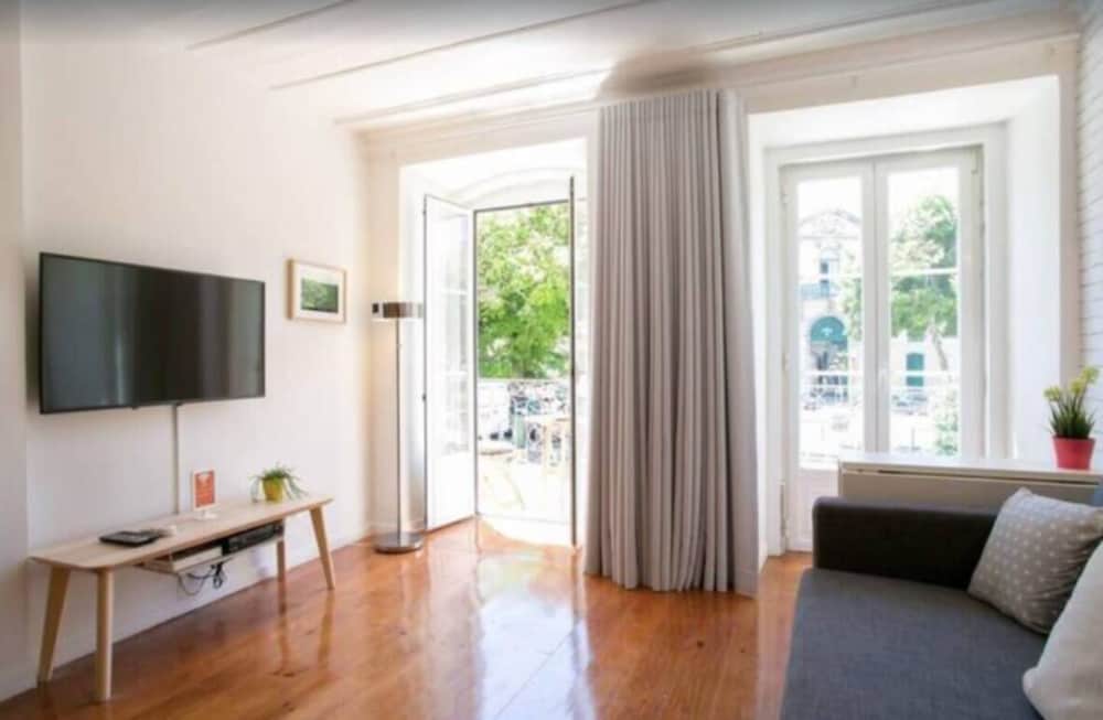 Sunny Photographer's Studio w Balcony in Alcântara view 3