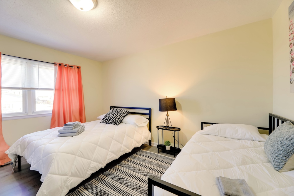Walk to Atlantic Beach: Townhome w/ Patio!