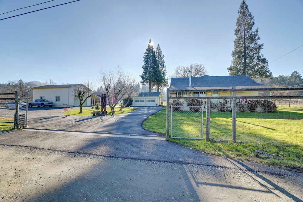 Near Rivers & Trails: Cabin in Rural Grants Pass