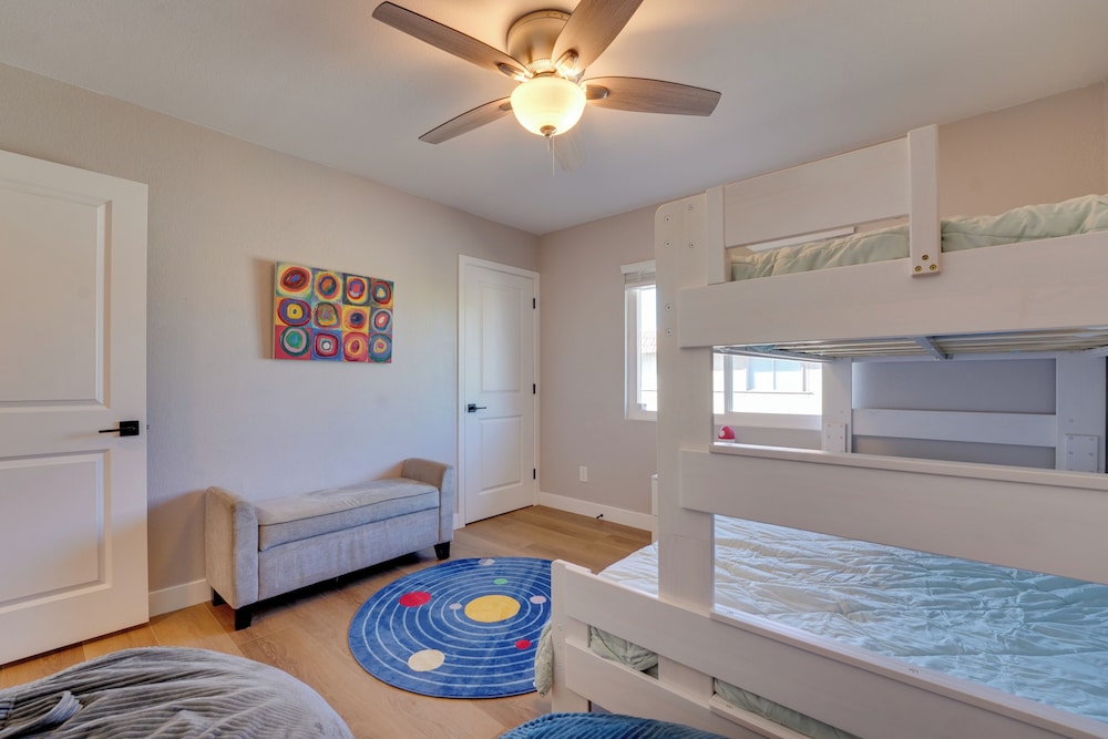 9 Mi to Downtown Tempe: Condo w/ Pool Access