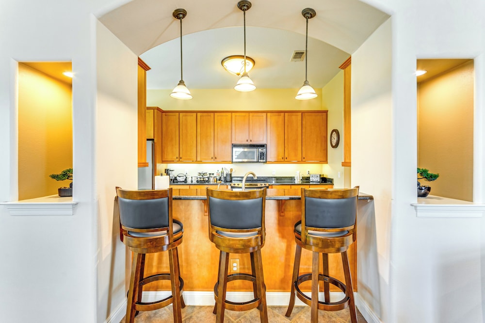 Steps to Bay: Tranquil Navarre Retreat w/ Balcony
