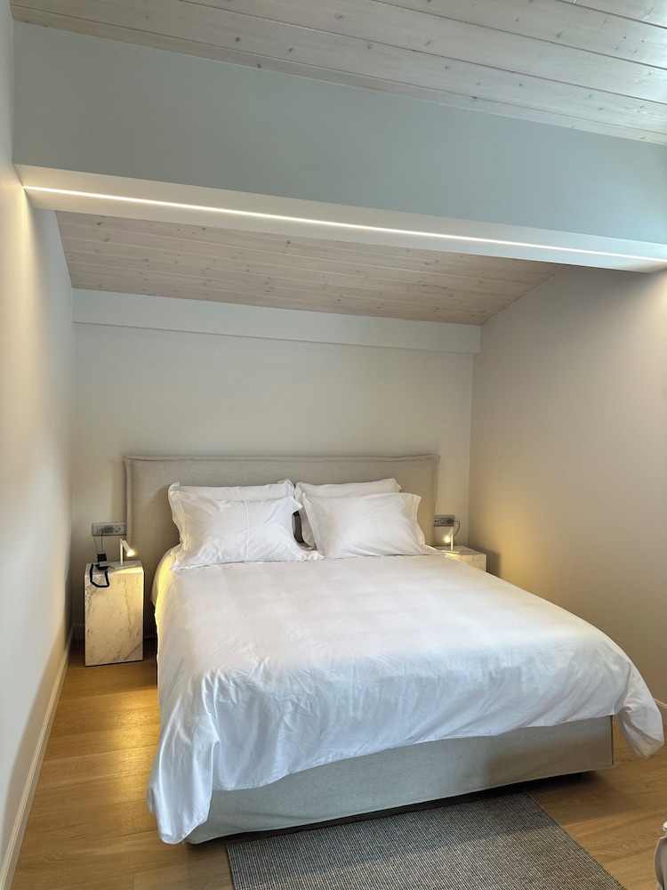 Amalie Suites