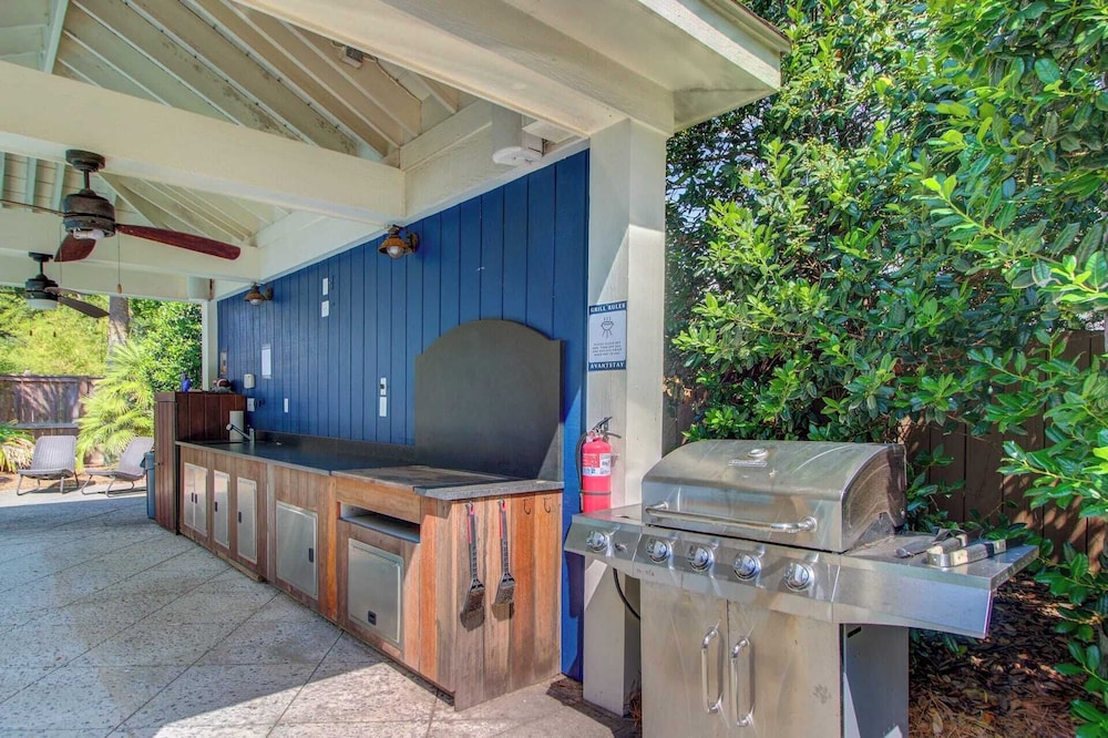 Private Pool, Putting Green & Steps to Isle of Palms Beach Paradise on Palm