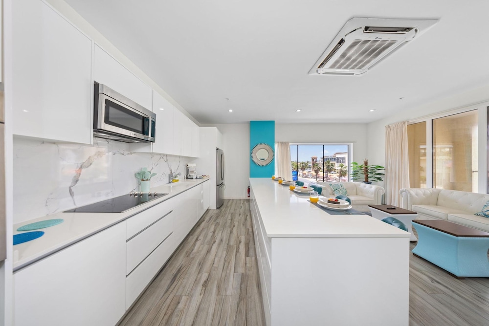 The Cove 106 in Palm Beach Aruba - Prime Location - Free Parking