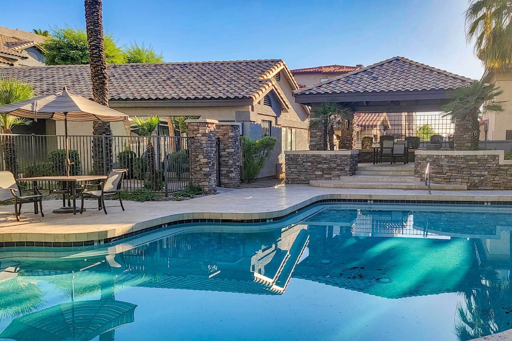 6 Mi to Downtown: Phoenix Condo w/ Pool Access!