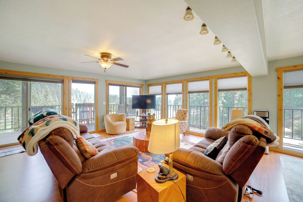 Mtn-view Oasis w/ Pool Access in Garden Valley