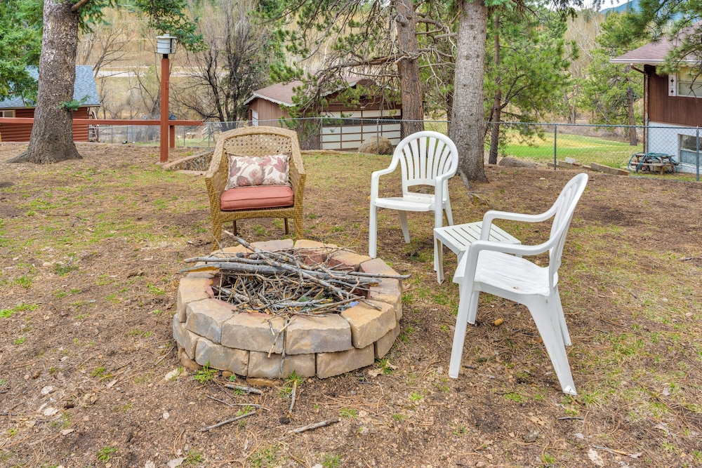 Mountain Retreat at Base of Pikes Peak!