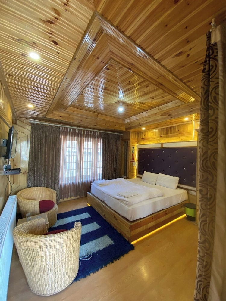 Nezer Hostel & Roof Top Cafe