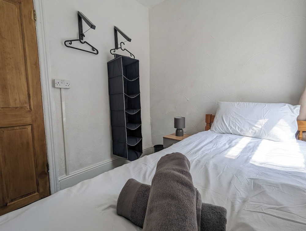 Family-sized Comfort - Walk to Lake & City Centre