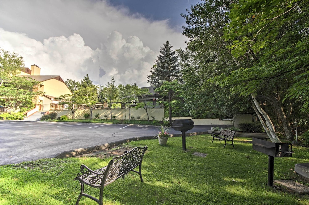 Hike, Swim & Explore: Mtn-view Condo in Gatlinburg