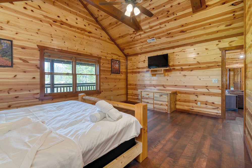 Dolly's Lodge by Avantstay Sleeps 28 - Luxe Smokies Cabin Game Room, Hot Tub, Views, Near Attractions