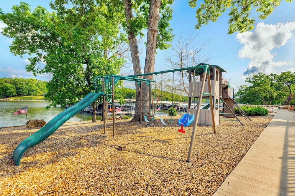 Carefree Tranquility at the Lake Waterfront Stay for 4 With Resort Amenities