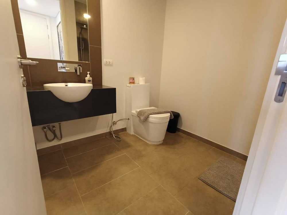 Luxury Large One Bedroom Seaview Serviced Apartment at Wongamat, Pattaya